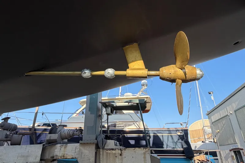 Slide: The Image of Propeller and shaft of a 2001 J Boats J/32 sailboat in a marina setting. - 42