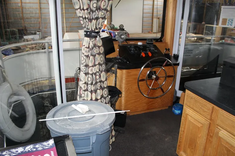 Slide: The Image of The image shows the helm of a 2000 Sumerset 75 Houston with a wooden steering wheel and instruments. - 41