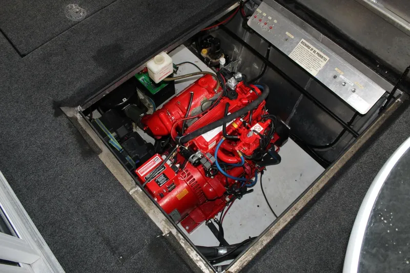 Slide: The Image of A red engine is visible in the engine compartment of a 2000 Sumerset 75 Houston. - 19