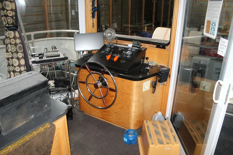 Slide: The Image of The image shows the helm of a 2000 Sumerset 75 Houston with a wooden wheel and instruments. - 40