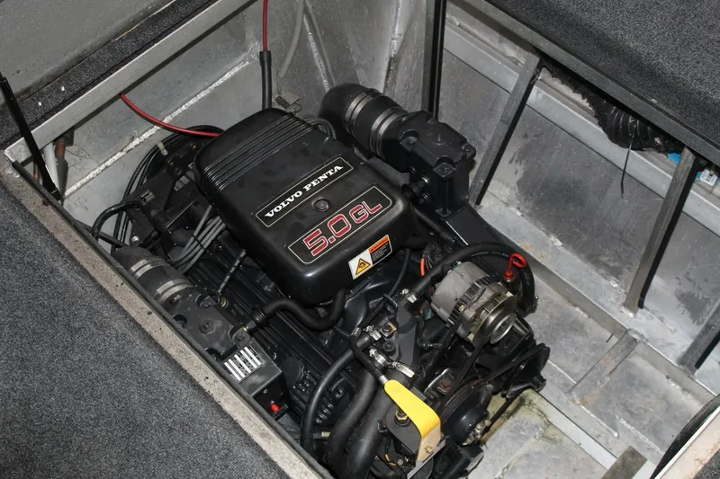 Slide: The Image of A Volvo Penta 5.0 GL engine in a 2000 Sumerset 75 Houston boat. - 23