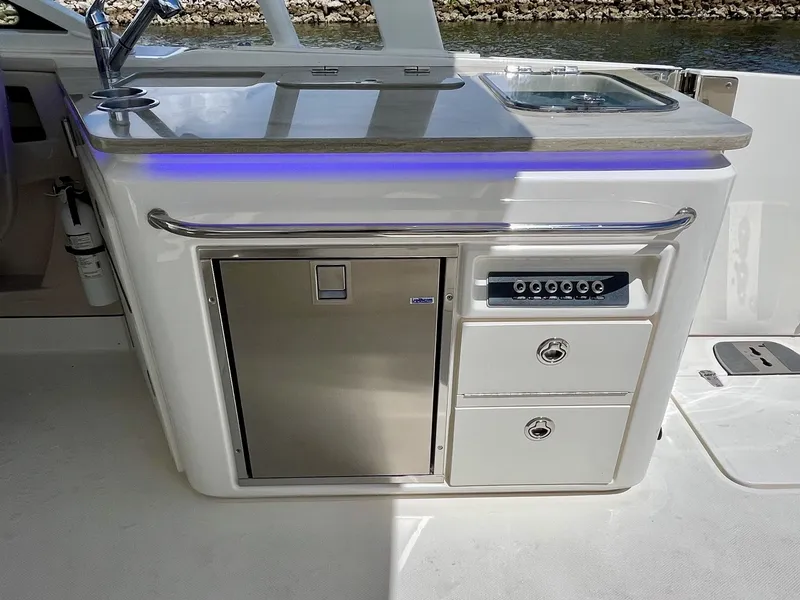 Slide: The Image of Boston Whaler 320 VANTAGE 2022 - 26