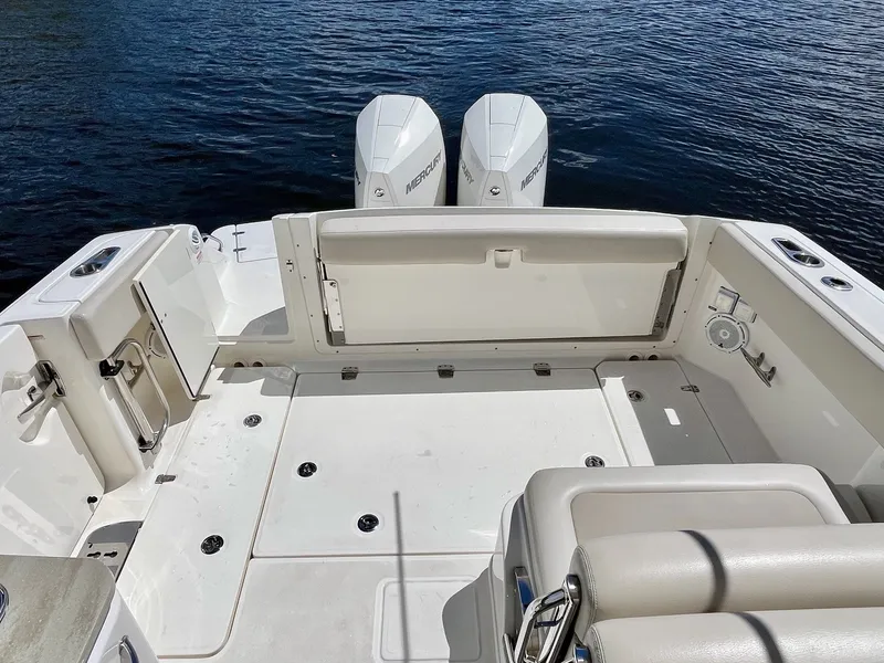 Slide: The Image of Boston Whaler 320 VANTAGE 2022 - 22
