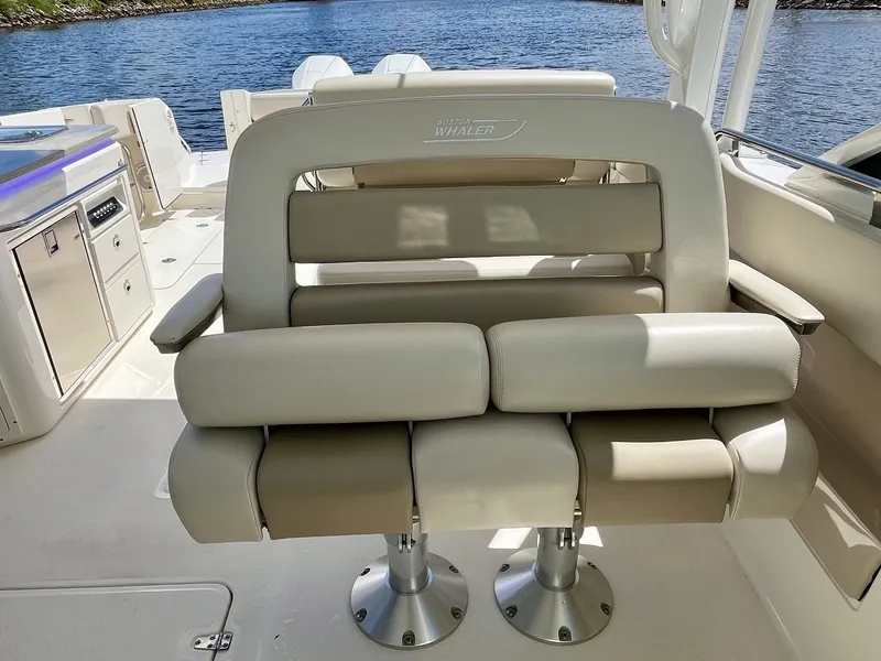 Slide: The Image of Boston Whaler 320 VANTAGE 2022 - 15
