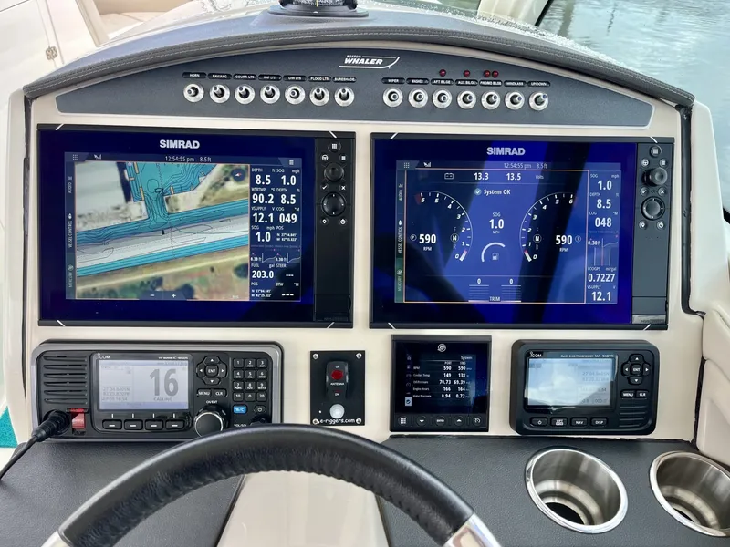 Slide: The Image of Boston Whaler 320 VANTAGE 2022 - 19