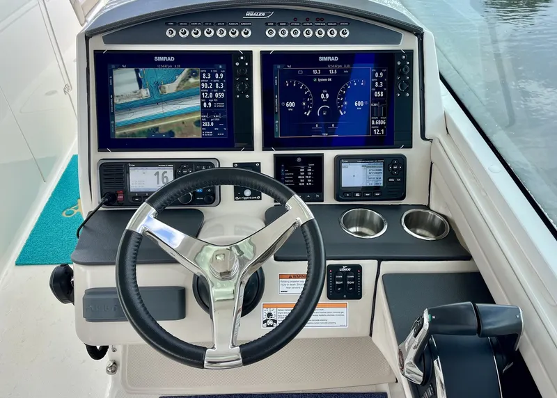Slide: The Image of Boston Whaler 320 VANTAGE 2022 - 18