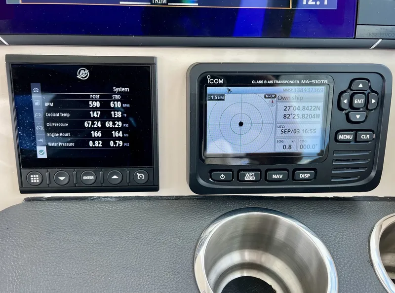 Slide: The Image of Boston Whaler 320 VANTAGE 2022 - 20