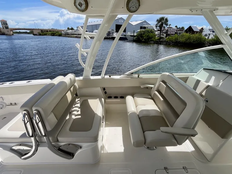 Slide: The Image of Boston Whaler 320 VANTAGE 2022 - 17