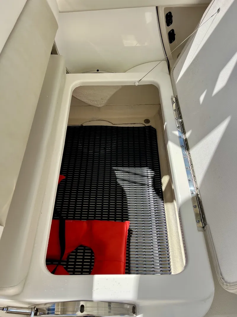 Slide: The Image of Boston Whaler 320 VANTAGE 2022 - 31