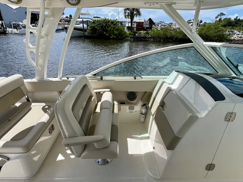 Slide: The Image of Boston Whaler 320 VANTAGE 2022 - 14