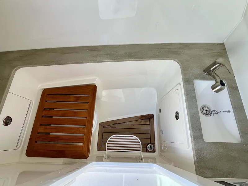 Slide: The Image of Boston Whaler 320 VANTAGE 2022 - 30