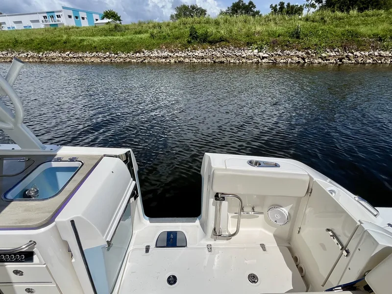 Slide: The Image of Boston Whaler 320 VANTAGE 2022 - 25