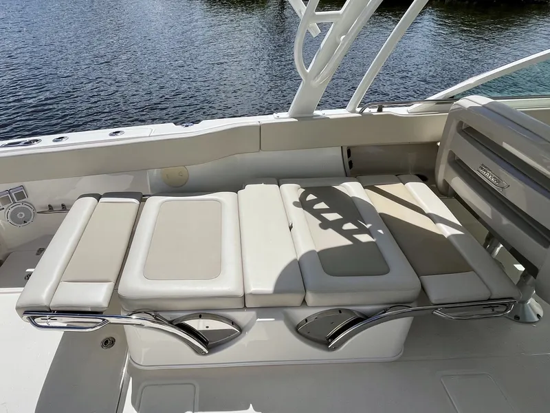 Slide: The Image of Boston Whaler 320 VANTAGE 2022 - 24