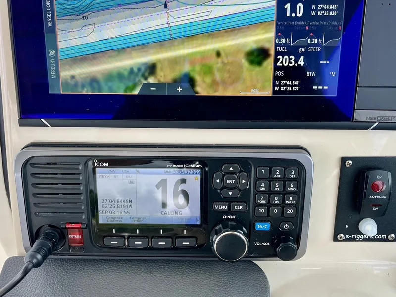 Slide: The Image of Boston Whaler 320 VANTAGE 2022 - 21