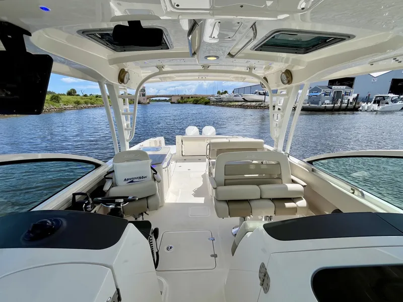 Slide: The Image of Boston Whaler 320 VANTAGE 2022 - 13