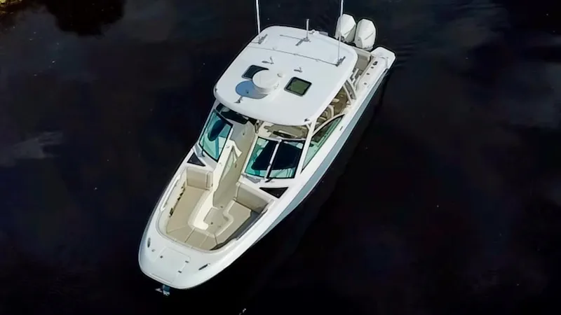 Slide: The Image of Boston Whaler 320 VANTAGE 2022 - 12