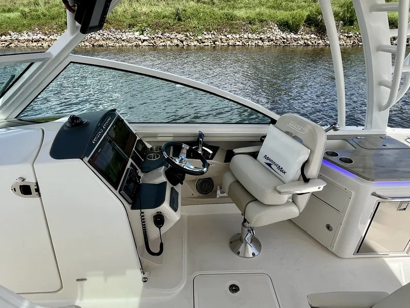 Slide: The Image of Boston Whaler 320 VANTAGE 2022 - 16