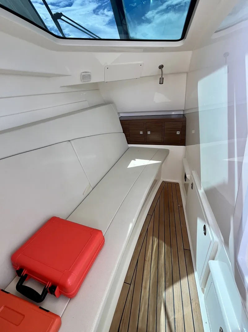 Slide: The Image of Boston Whaler 320 VANTAGE 2022 - 29