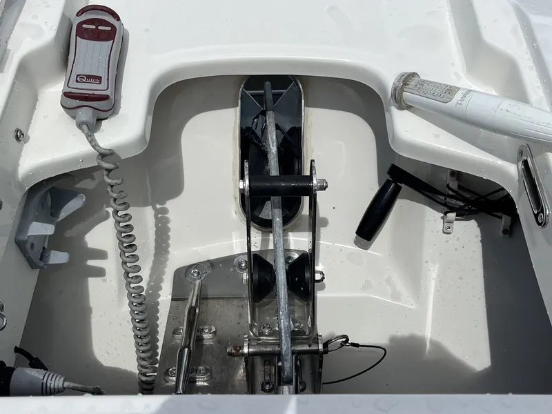 Slide: The Image of Boston Whaler 320 VANTAGE 2022 - 28