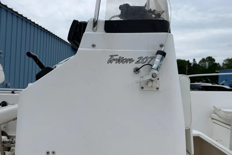Slide: The Image of 2006 Seahunt 207 Triton boat console with steering wheel and controls. - 5