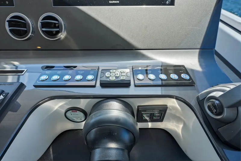 Slide: The Image of Azimut 68 2025 - 160