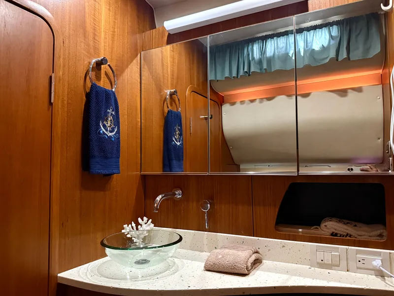 Slide: The Image of Tiara 4300 Sovran 2006 - 62