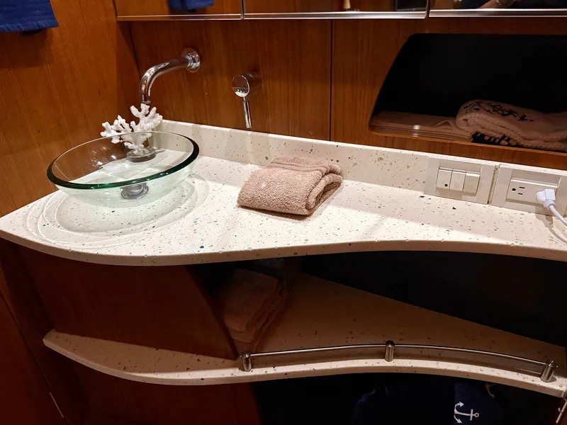 Slide: The Image of Tiara 4300 Sovran 2006 - 63