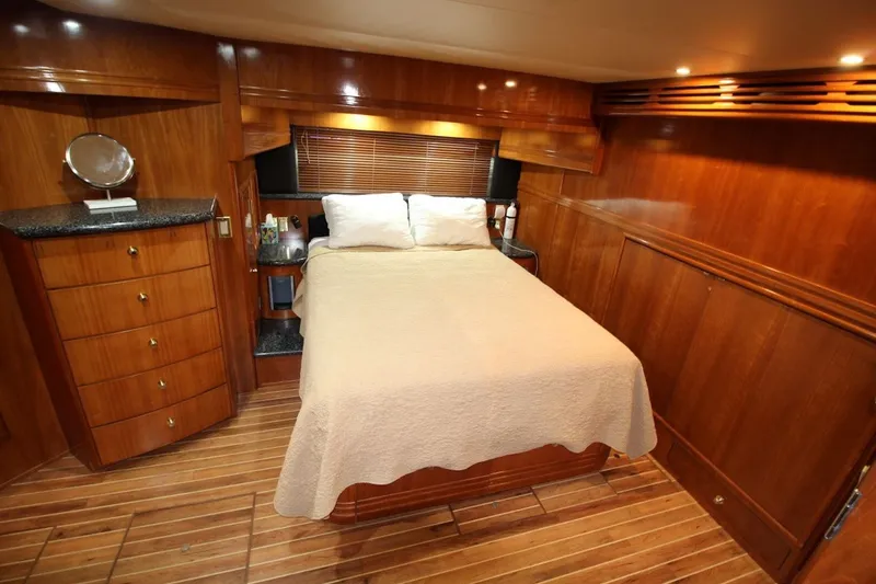 Slide: The Image of Luxurious wooden cabin interior of 2000 Carver 530 Voyager Pilothouse yacht. - 30