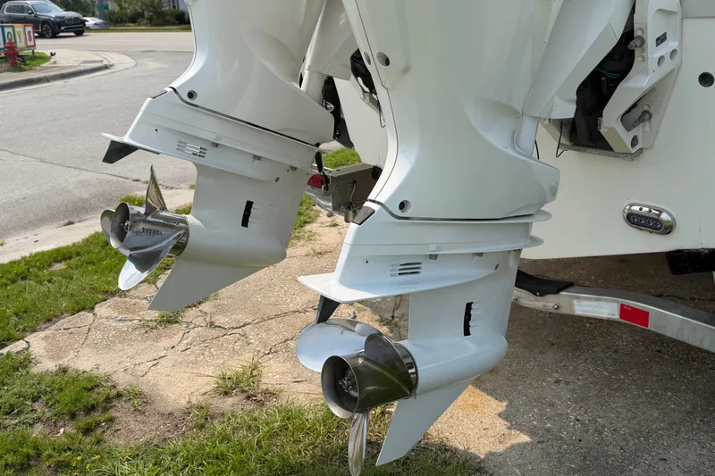 Slide: The Image of Twin Yamaha outboard motors on a 2024 Sea Hunt Ultra 275 SE boat. - 9