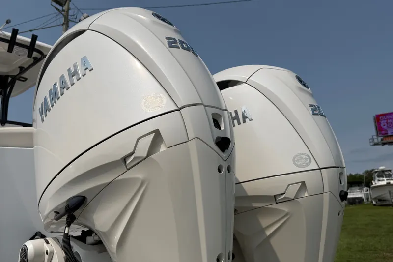 Slide: The Image of Twin Yamaha outboard engines on a 2024 Sea Hunt Ultra 275 SE boat. - 18