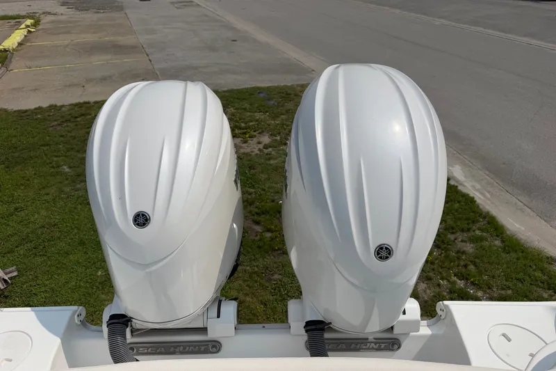 Slide: The Image of Twin Yamaha outboard engines on a 2024 Sea Hunt Ultra 275 SE boat. - 44
