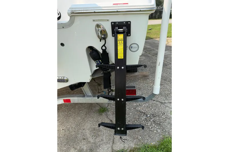 Slide: The Image of 2024 Sea Hunt Ultra 275 SE boat ladder and trailer detail. - 21