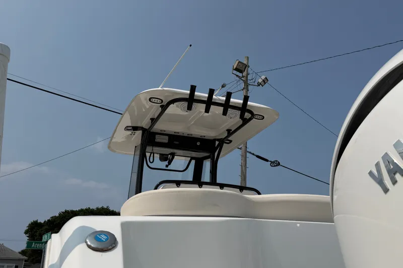 Slide: The Image of 2024 Sea Hunt Ultra 275 SE boat with Yamaha engine, viewed from the rear. - 19