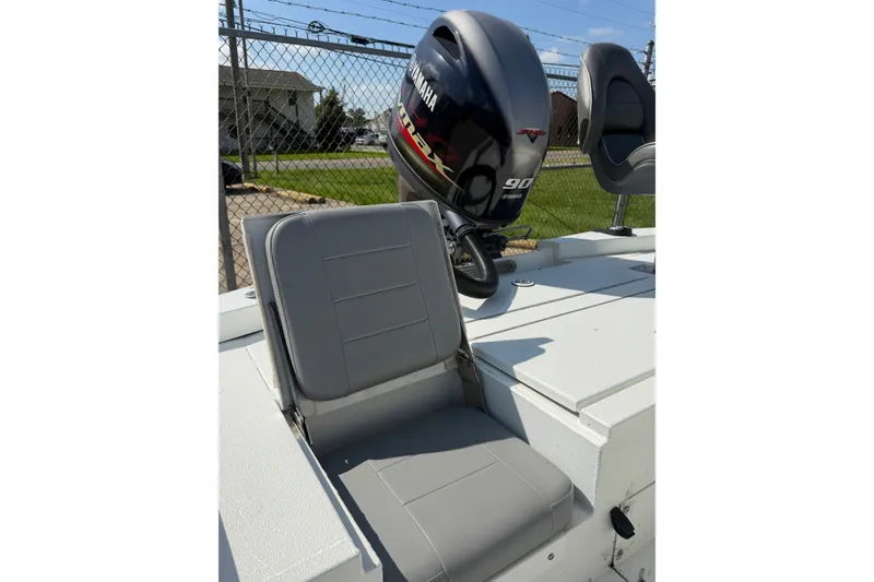 Slide: The Image of Avid 19 FS 2021 boat with Yamaha 90 engine and gray seating. - 8