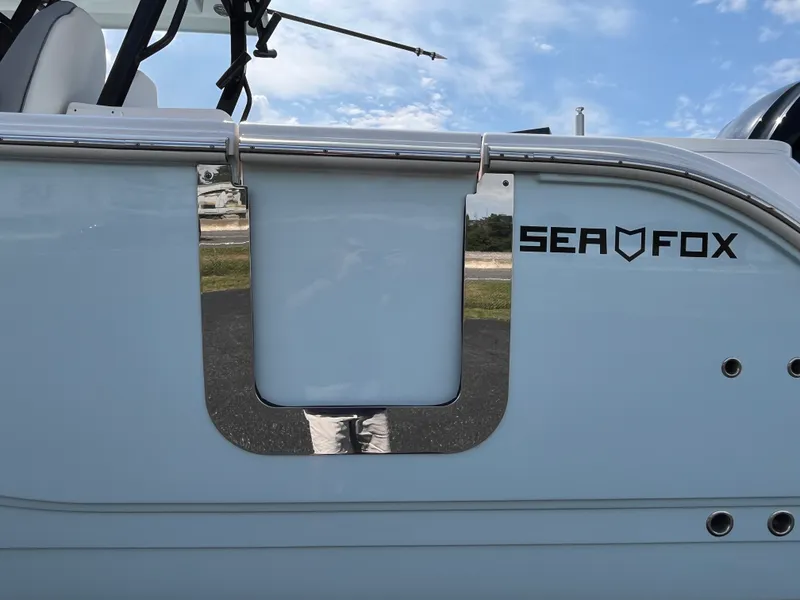 Slide: The Image of Sea Fox 328 COMMANDER 2024 - 14