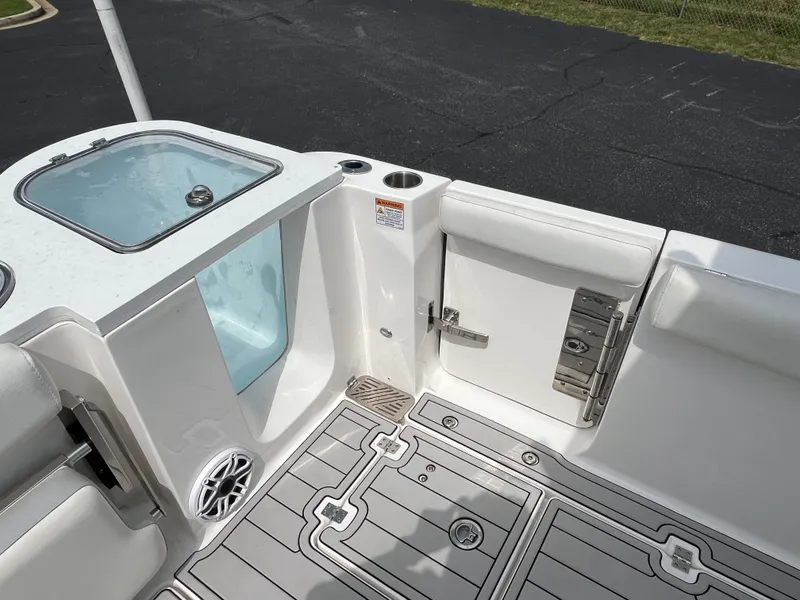 Slide: The Image of Sea Fox 328 COMMANDER 2024 - 28