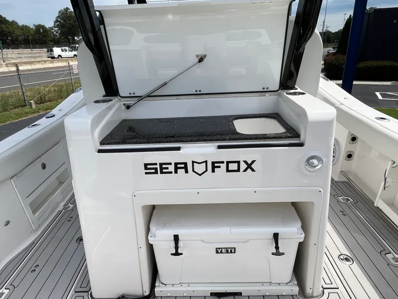 Slide: The Image of Sea Fox 328 COMMANDER 2024 - 26