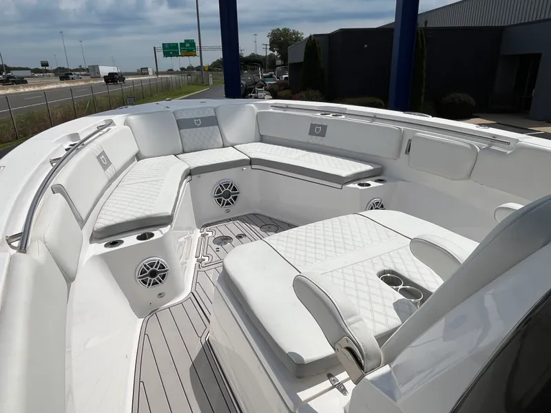 Slide: The Image of Sea Fox 328 COMMANDER 2024 - 17