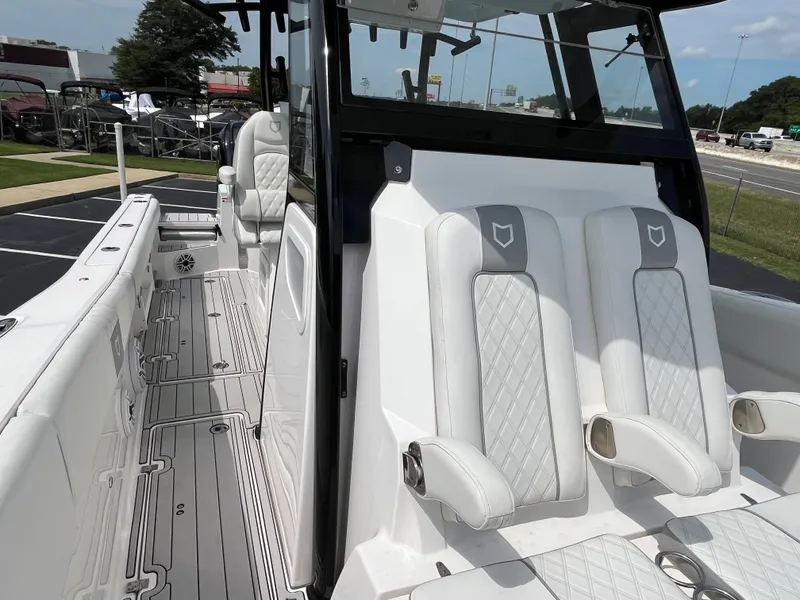Slide: The Image of Sea Fox 328 COMMANDER 2024 - 25