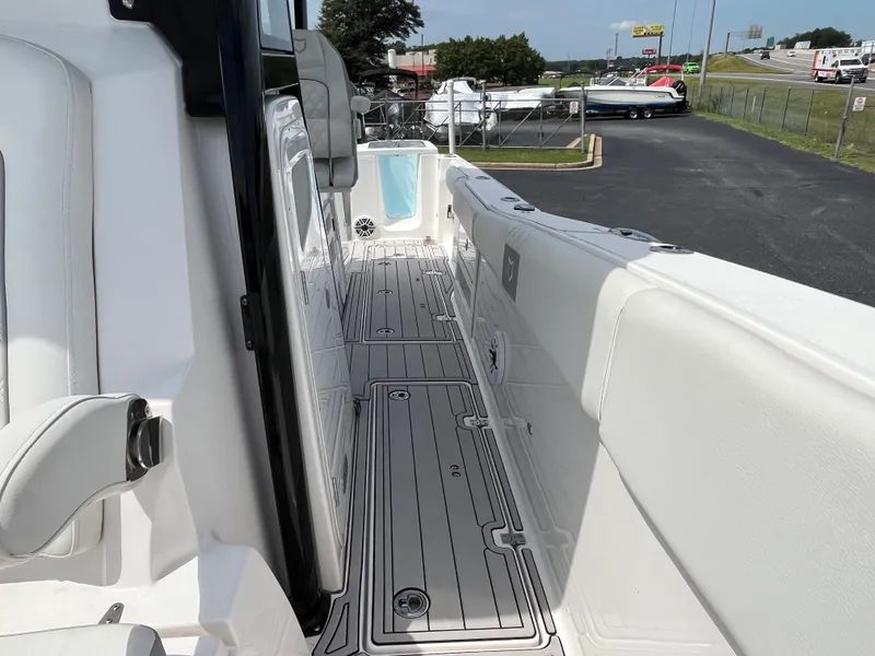 Slide: The Image of Sea Fox 328 COMMANDER 2024 - 24
