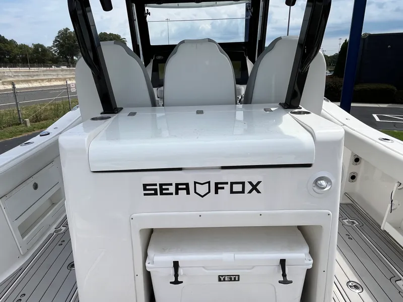Slide: The Image of Sea Fox 328 COMMANDER 2024 - 27