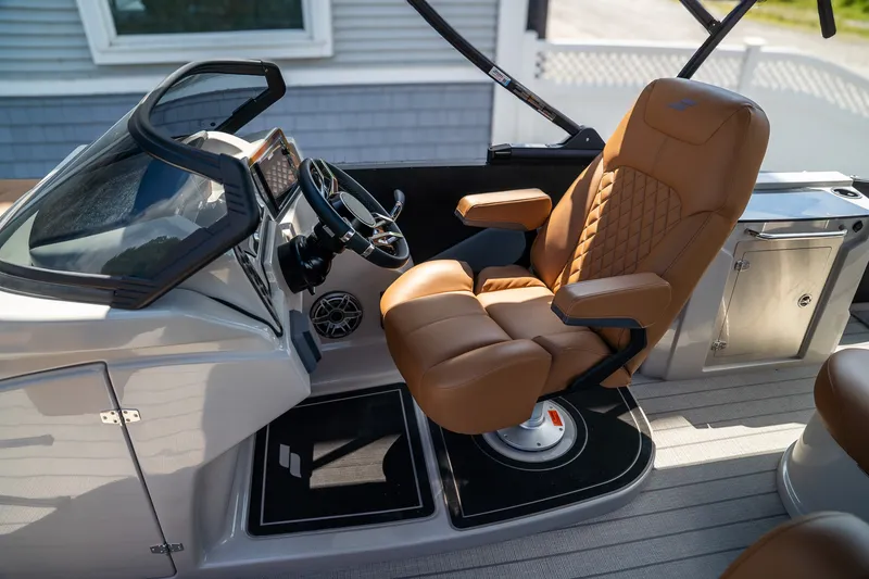 Slide: The Image of The image shows the helm of a Starcraft RX 25 DL BAR with a comfortable leather seat. - 11