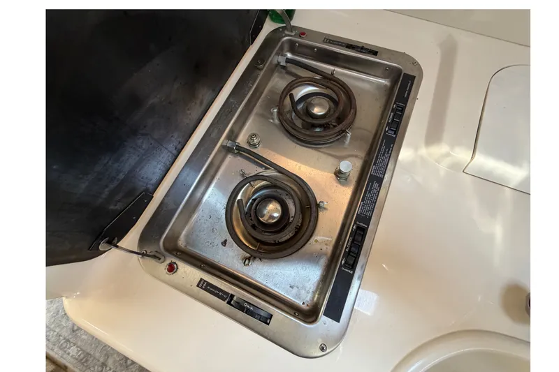 Slide: The Image of 1996 Sea Ray Sundancer 330 stove with dual burners in the boat's galley area. - 32