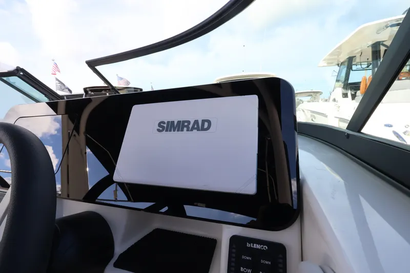 Slide: The Image of The cockpit of the Sea Ray SDX 270 Outboard with a Simrad display and control elements. - 19