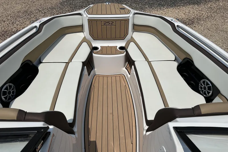 Slide: The Image of 2023 Yamaha Boats 252SE interior with luxurious seating and teak-style flooring. - 9