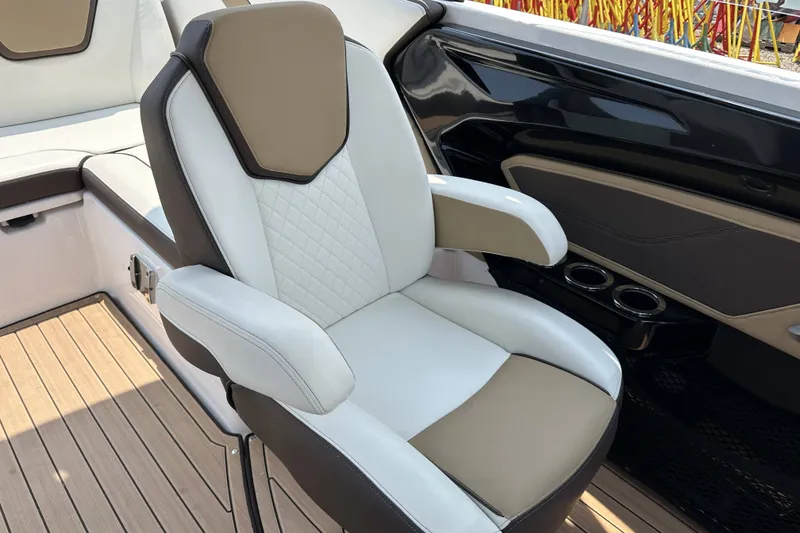 Slide: The Image of Luxury seating on 2023 Yamaha Boats 252SE, featuring elegant design and premium materials. - 10