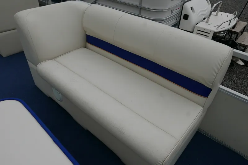 Slide: The Image of White and blue seating on a 2002 Crest 20 Sport boat. - 6