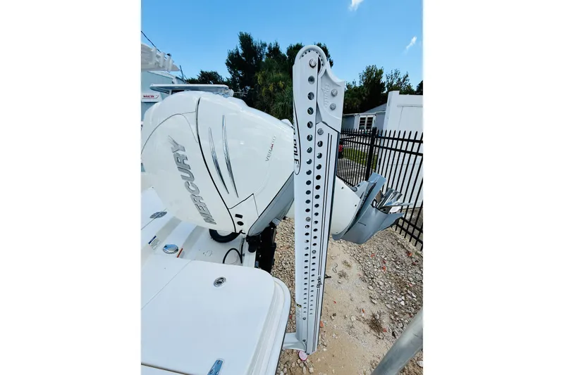 Slide: The Image of 2018 Boston Whaler 240 Dauntless with Mercury outboard engine and Power-Pole anchor system. - 35