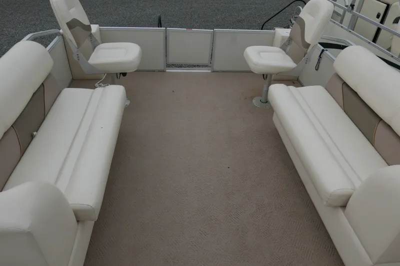 Slide: The Image of Interior of a 2006 Crest 22 Super Sport boat with beige seating and carpet. - 7
