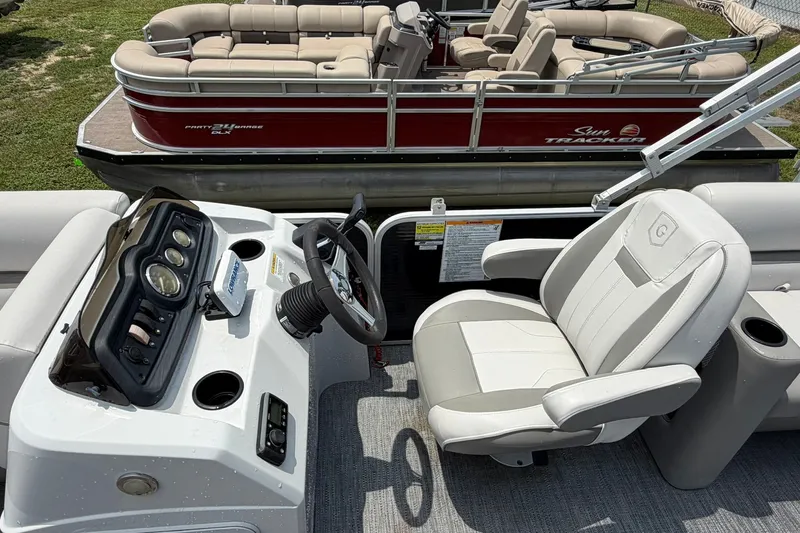 Slide: The Image of 2022 Sweetwater 2286 SBX boat interior with steering console and seating. - 7